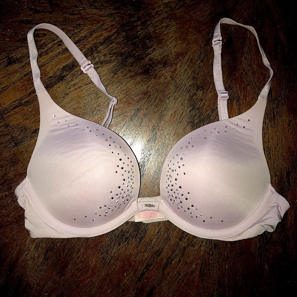 Victoria’s Secret light pink bra 💓